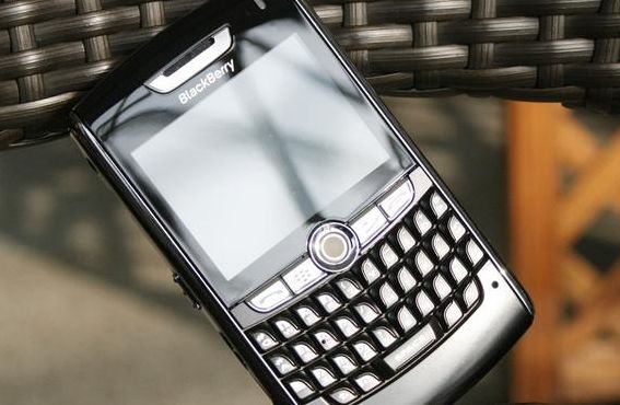 黑莓8800(黑莓手机哪款型号的最好？)