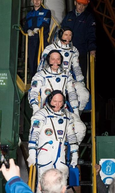 三名航天员什么时候返回地球(太空上三个宇航员什么时候下莱？)