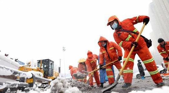 积雪破纪录 内蒙古居民战雪(2022至2023冬天雪大吗？)