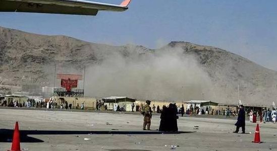 喀布尔机场附近遭火箭弹袭击（喀布尔机场附近遭火箭弹袭击,已玫6死）