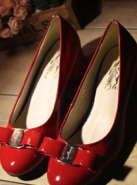 一双红皮鞋（一双红鞋子）