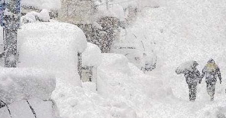 内蒙古强降雪积雪堵住半边门（内蒙古迎大面积雨雪 气温骤降6℃）