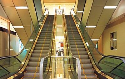 商场的自动扶梯（商场的自动扶梯在紧急情况下可作为疏散楼梯）