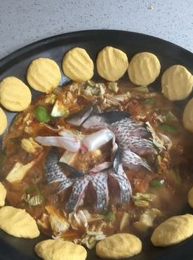 铁锅炖鱼贴饼子（铁锅鱼怎么做）