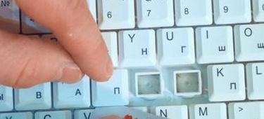 怎么清理笔记本键盘（怎么清理笔记本键盘里面的灰尘和脏东西?）