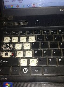 笔记本电脑键盘错乱（笔记本电脑键盘错乱键盘总是乱输入东西）
