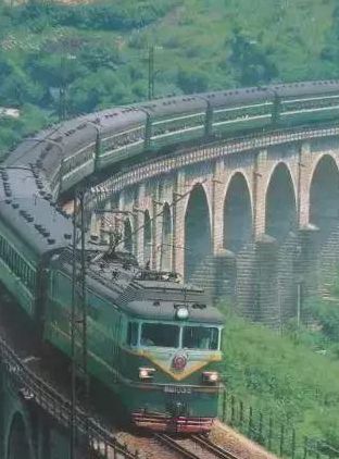 中国第一条铁路（川渝铁路中国第一条铁路）