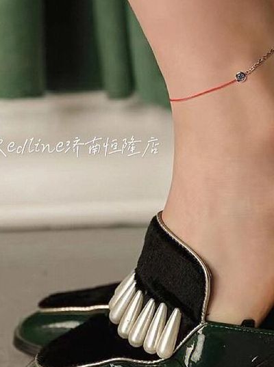女生脚上戴红绳代表什么（女生脚上戴红绳代表什么寓意）